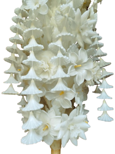 Ramo de flores blancas en forma de campana, con detalles en amarillo.