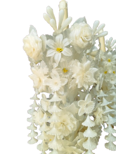 Ramo de flores blancas variadas, con detalles en tonos crema y un toque de amarillo.