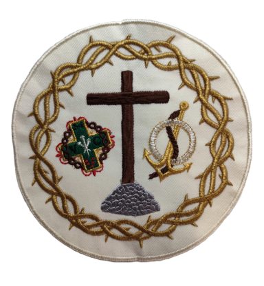 Escudo con cruz, ancla y símbolo floral, rodeados de espinas.