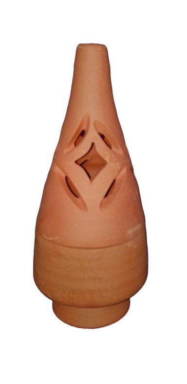 Vasija de cerámica en forma de gota con un diseño tallado en forma de rombo.