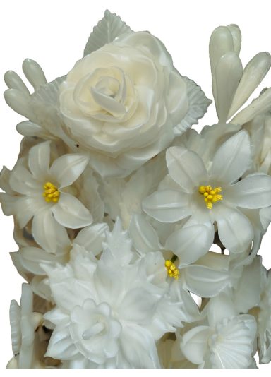 Ramo de flores blancas, incluyendo una rosa y varias flores con pétalos blancos y amarillos.