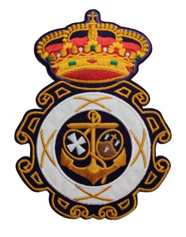 Insignia con corona y símbolo náutico en el centro, rodeado de un marco dorado.