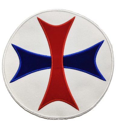 Cruz blanca con brazos azul y rojo, con un diseño estilizado.