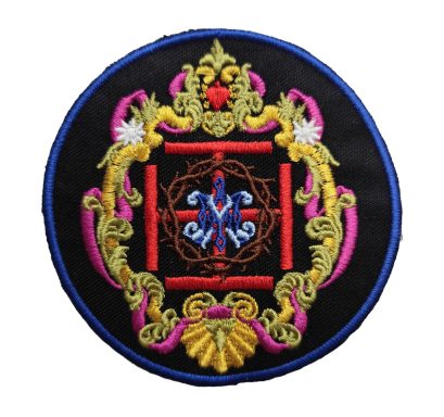 Emblema bordado con detalles en colores oro, rojo y azul sobre fondo negro.