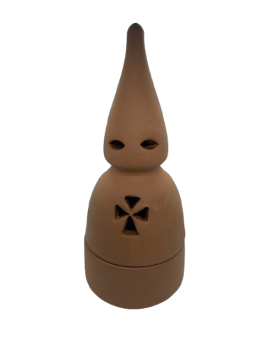 Figura de cerámica en forma de capirote con una cruz negra.