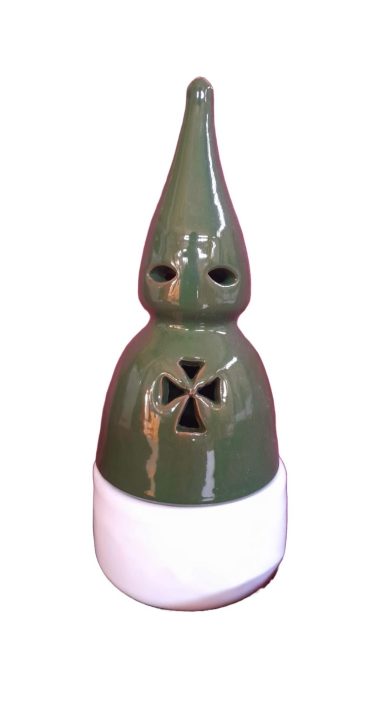 Figura en forma de conos de color verde oscuro con base blanca.