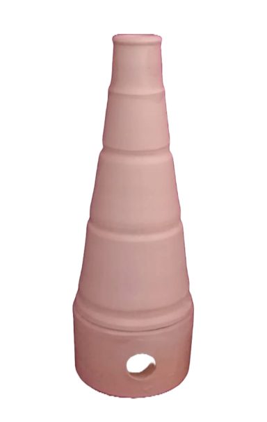 Tres conos apilados de color rosa claro con un agujero en la base del cono inferior.