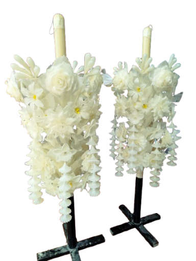 Ramo de flores blancas en forma de campana, con detalles en amarillo.