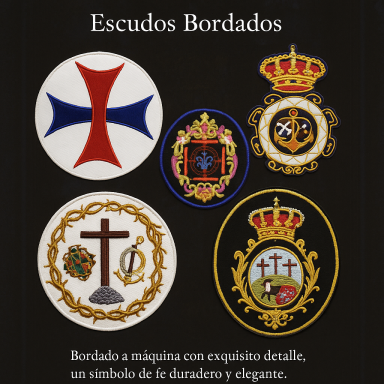 Escudos bordados en diversos colores y diseños, con textos informativos debajo.